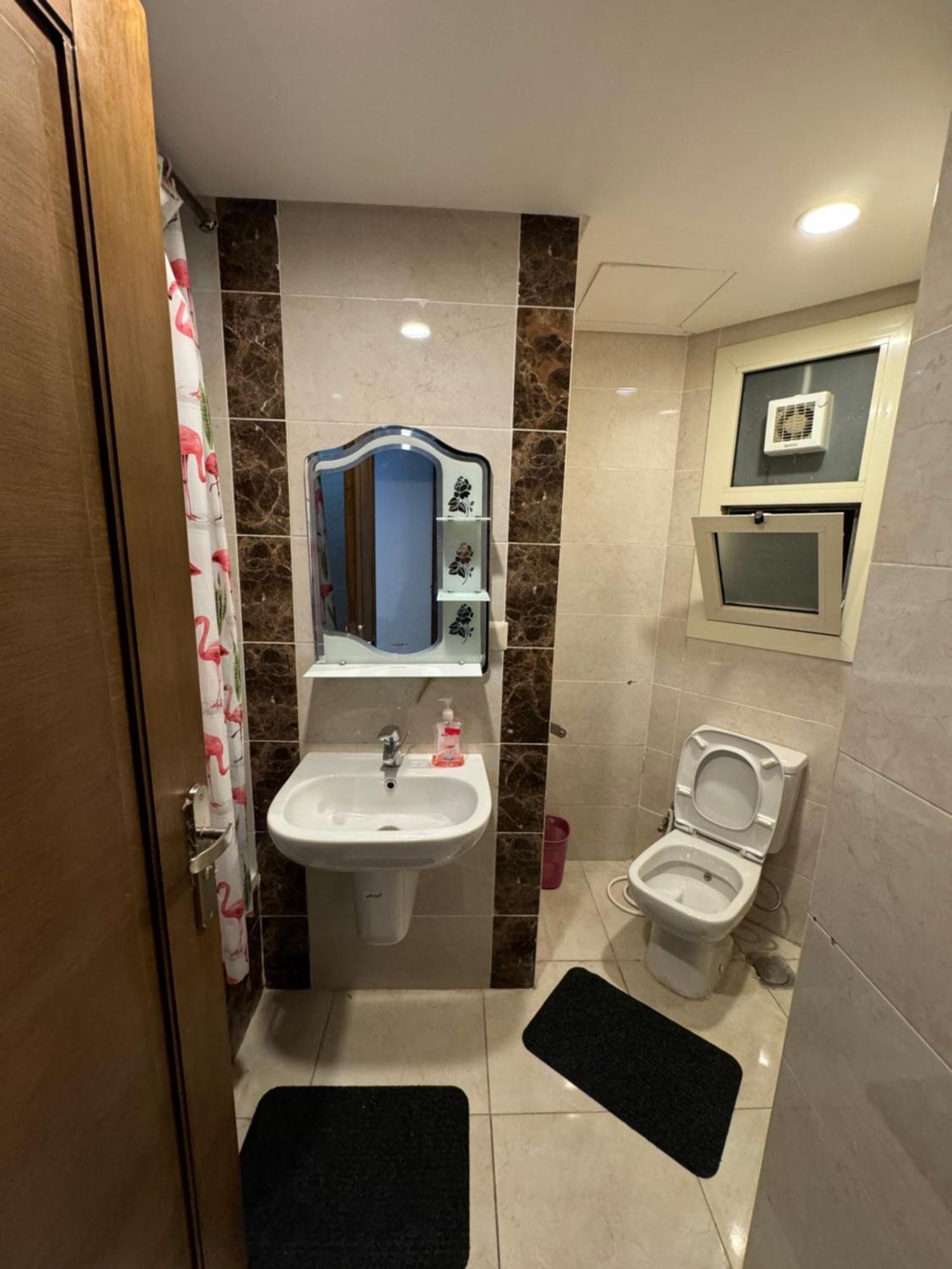 Elegant With Balcony View And Pool Access