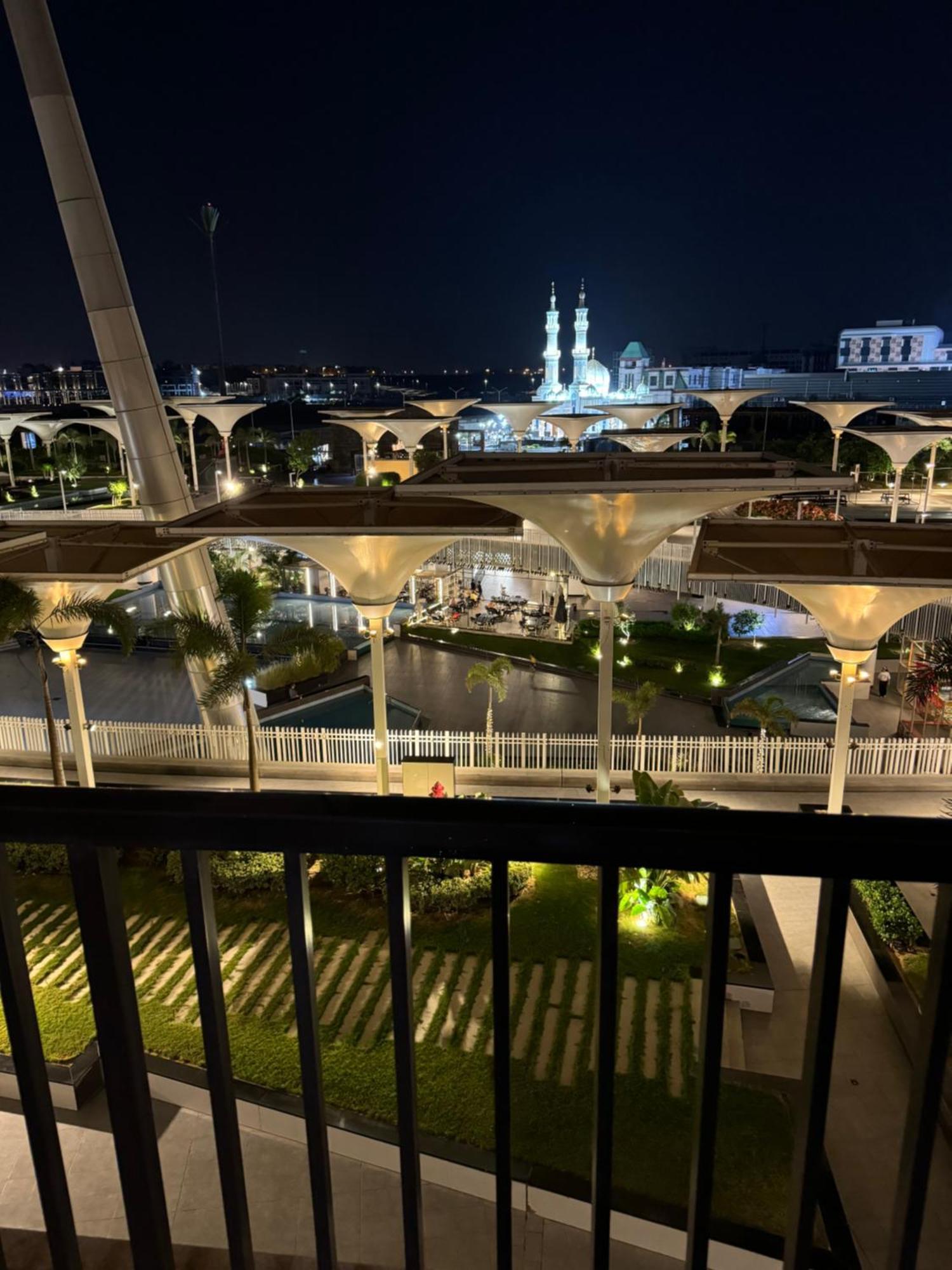 Elegant With Balcony View And Pool Access *