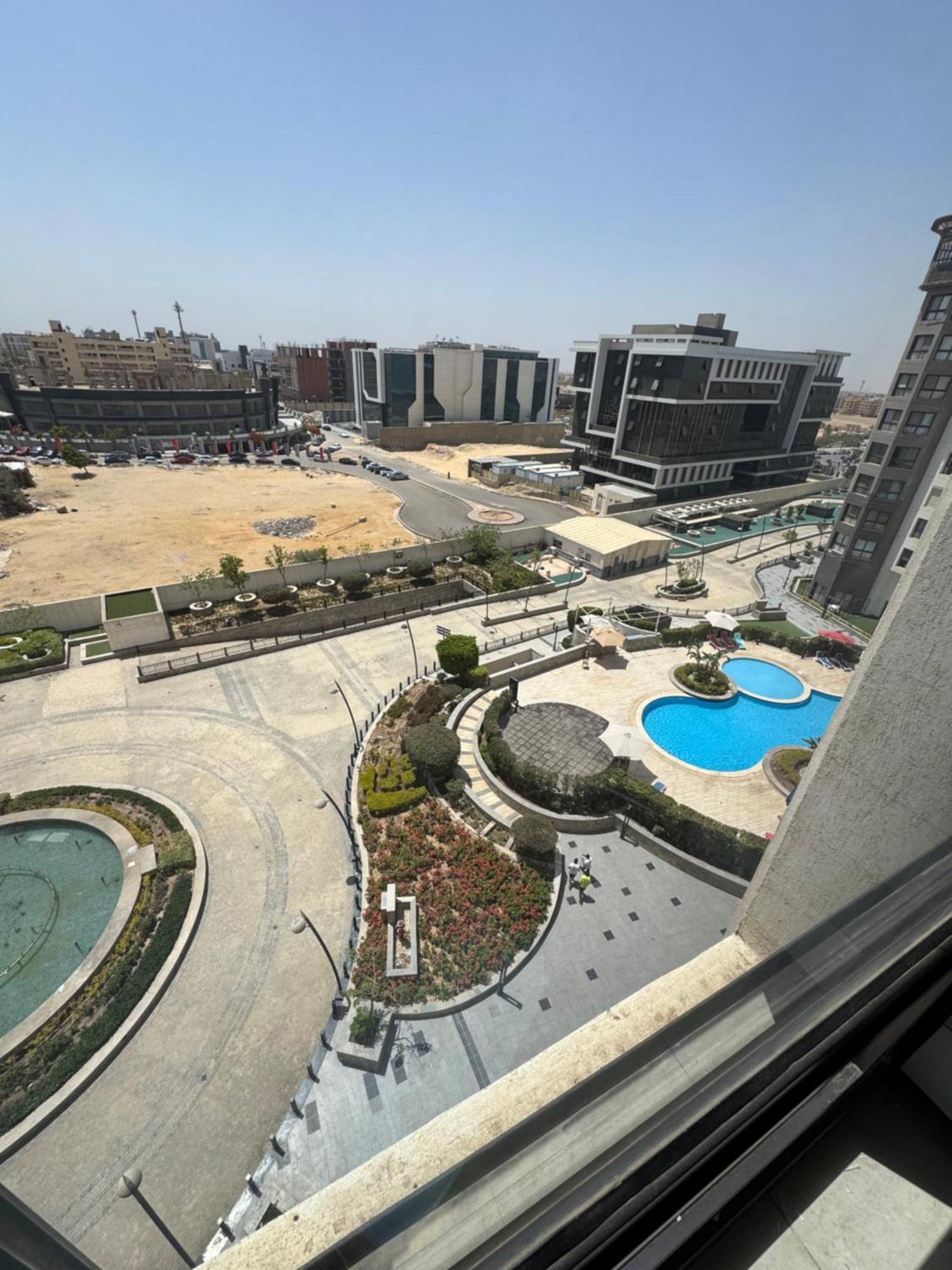 Elegant With Balcony View And Pool Access Apartment