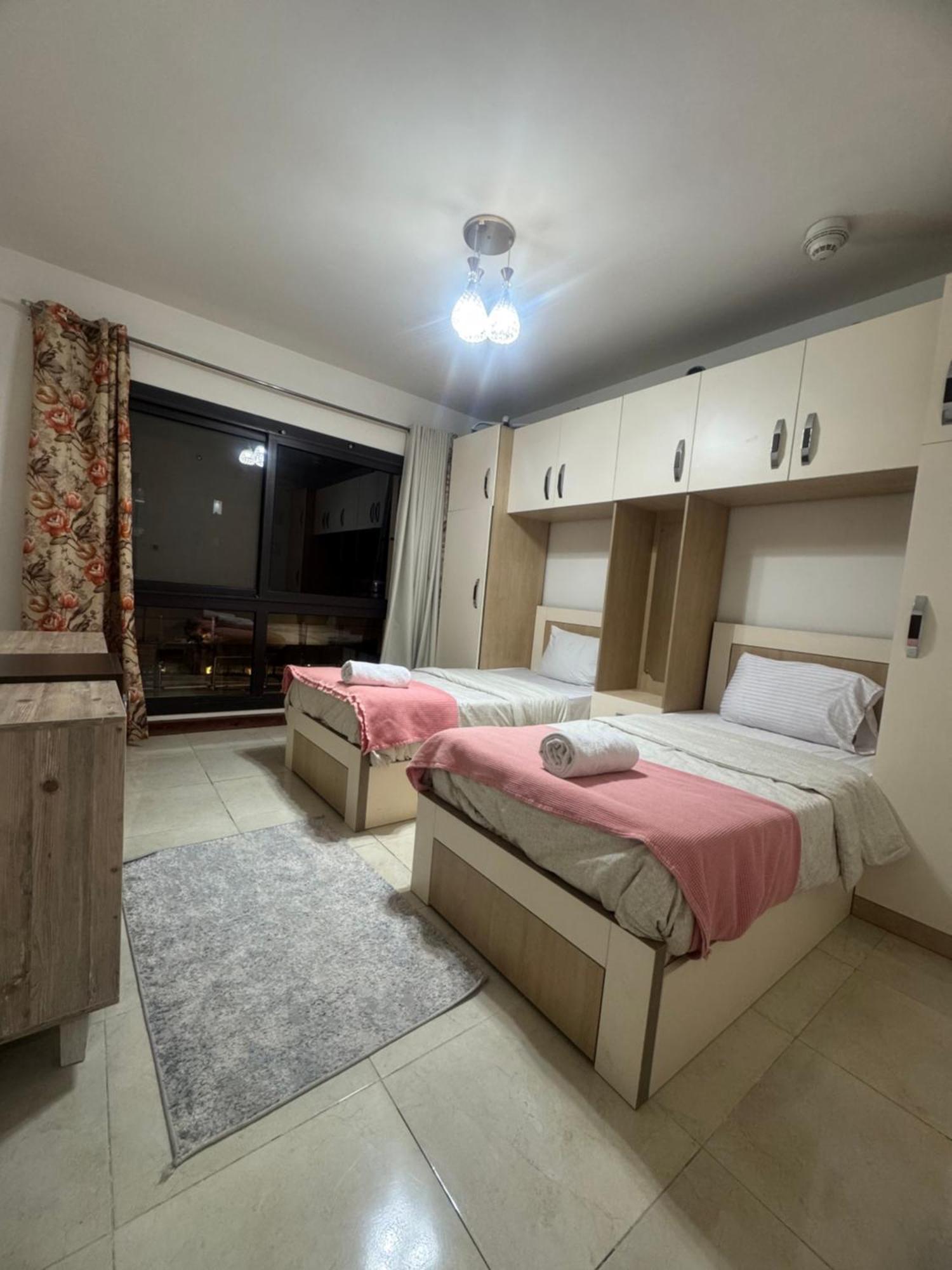 Elegant With Balcony View And Pool Access Каїр