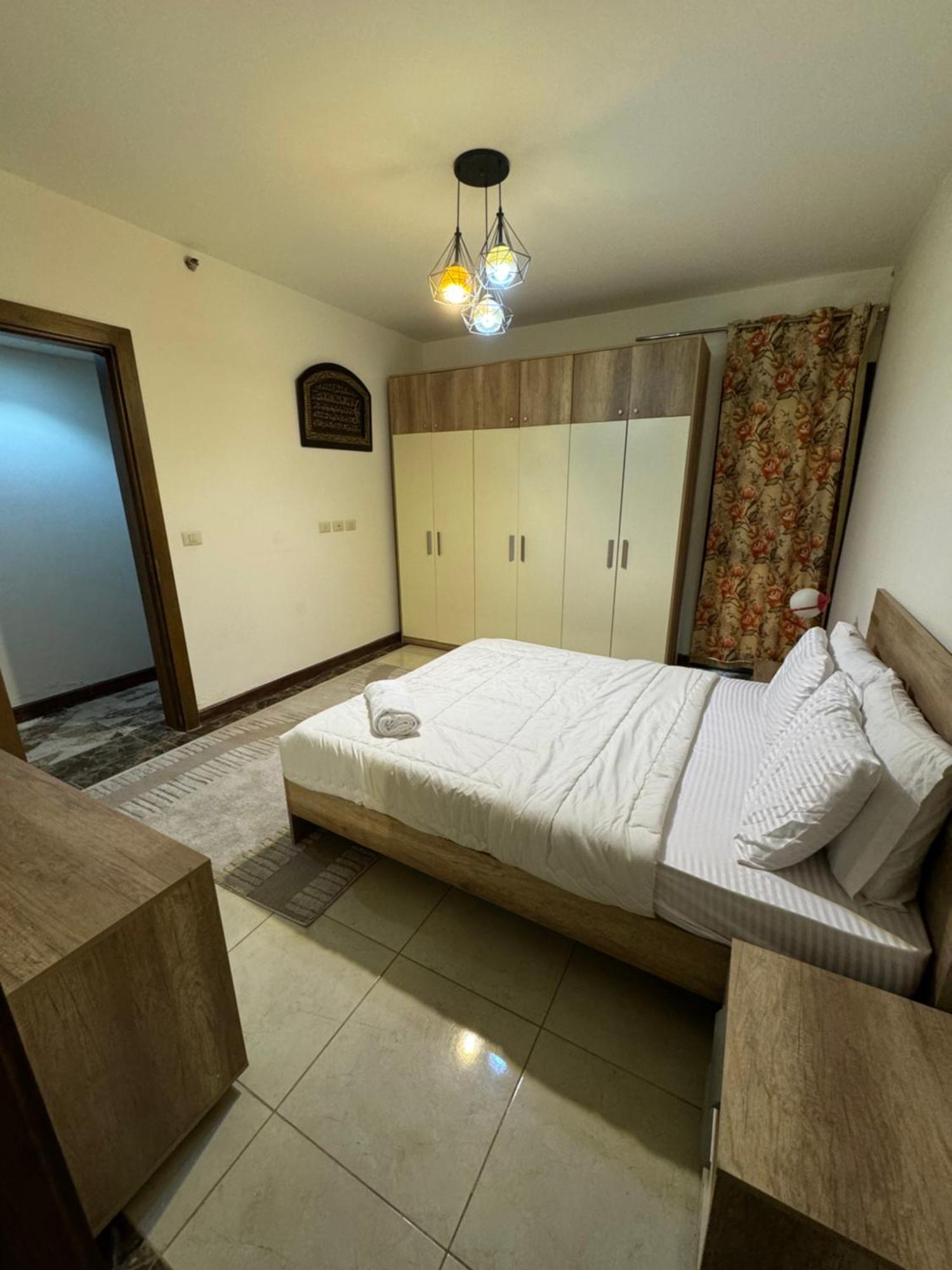 Elegant With Balcony View And Pool Access Апартаменти
